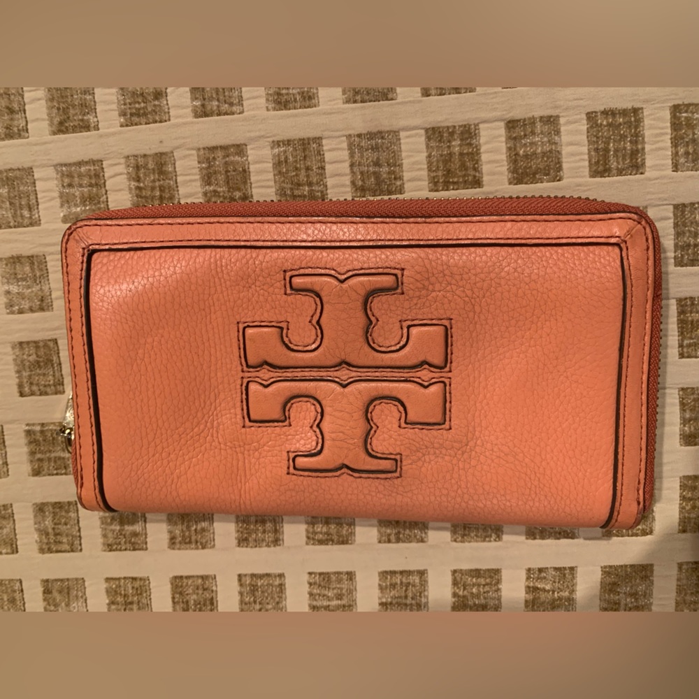 Authentic TORY BURCH long zippy wallet